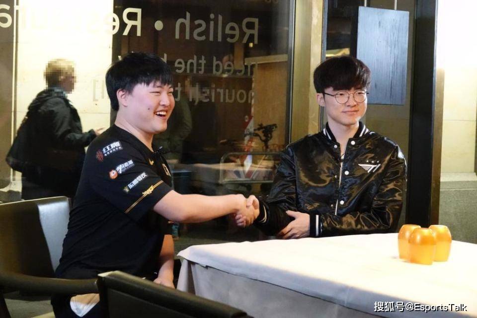 VAR判罚再引争议，阿贾克斯对阵德布劳内裁判判点引发巨大争议的简单介绍