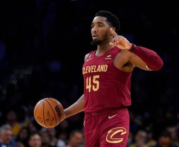 杜兰特官方公布新规，复出首战轰40分引发争议，状态爆棚球迷热议！的简单介绍