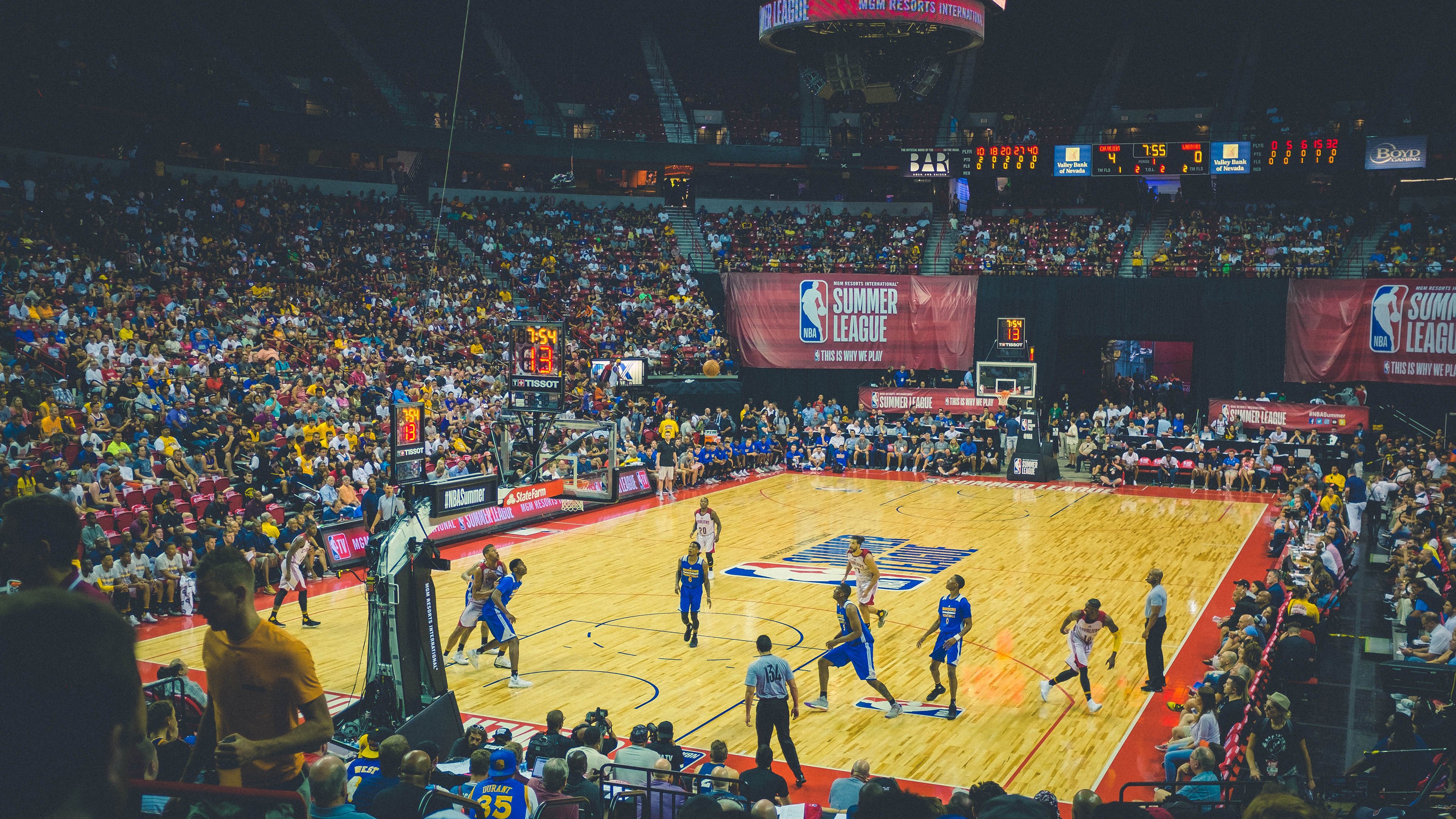 浓眉哥在G2比赛中领先优势明显，大比分获胜引发热议！观众掌声雷动